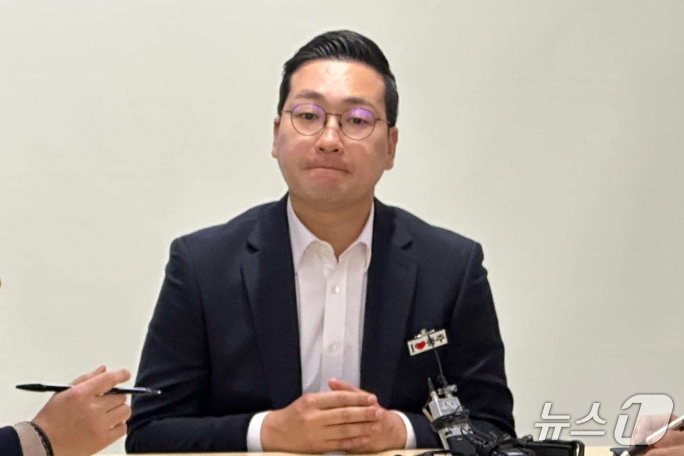 본문 이미지 - 28일 이동석 충주시장이 기자간담회에서 충북도청 환원 운동은 정치적 행보가 아니라고 강조하고 있다.2026.10.28/뉴스1