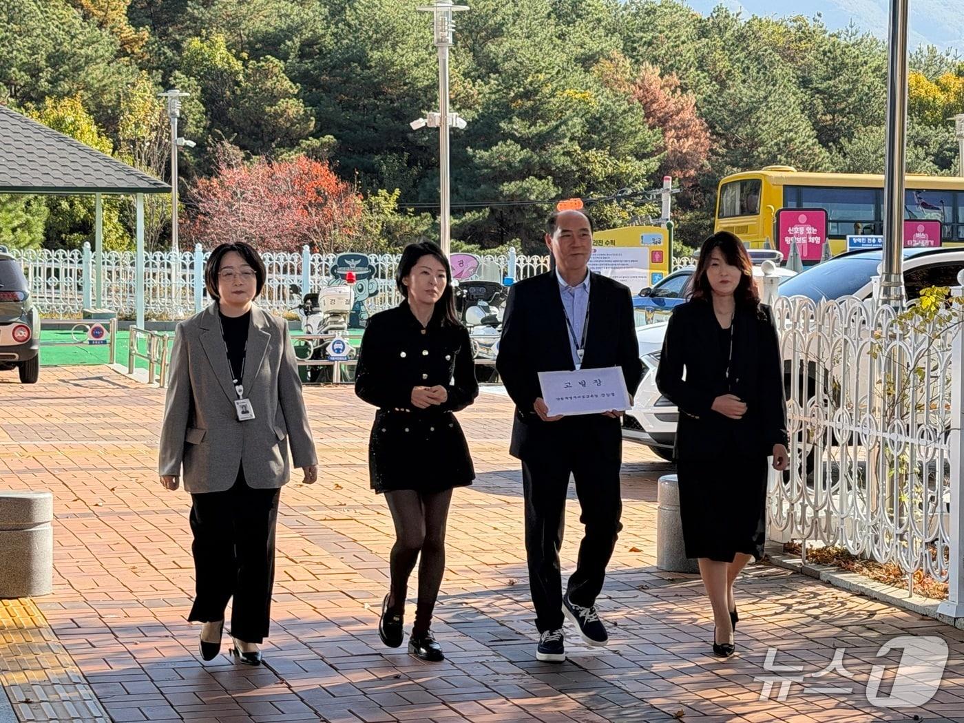 본문 이미지 - 강원도교육청은 28일 강원경찰청을 찾아 명예훼손, 협박, 건조물침입 등 혐의로 학부모 A 씨를 강삼영 교육감 명의로 고발했다. 2026.10.28/뉴스1 한귀섭 기자