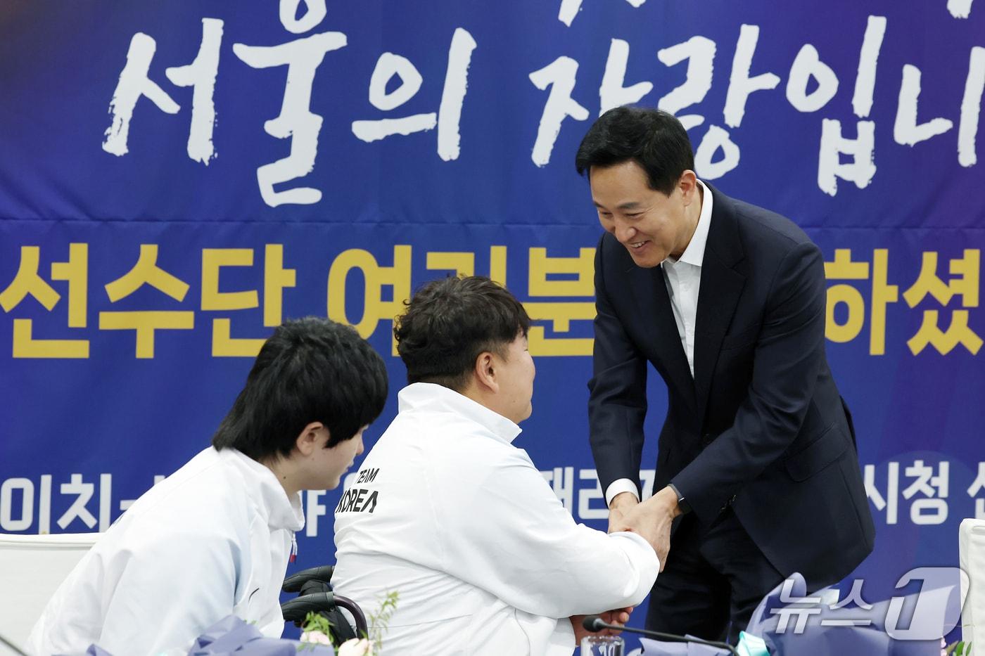 본문 이미지 - 오세훈 서울시장이 28일(수) 낮 12시 서울시청에서 2026 아시안패러게임에 출전한 서울시청 소속 선수들의 성과와 노고를 격려하고 있다.