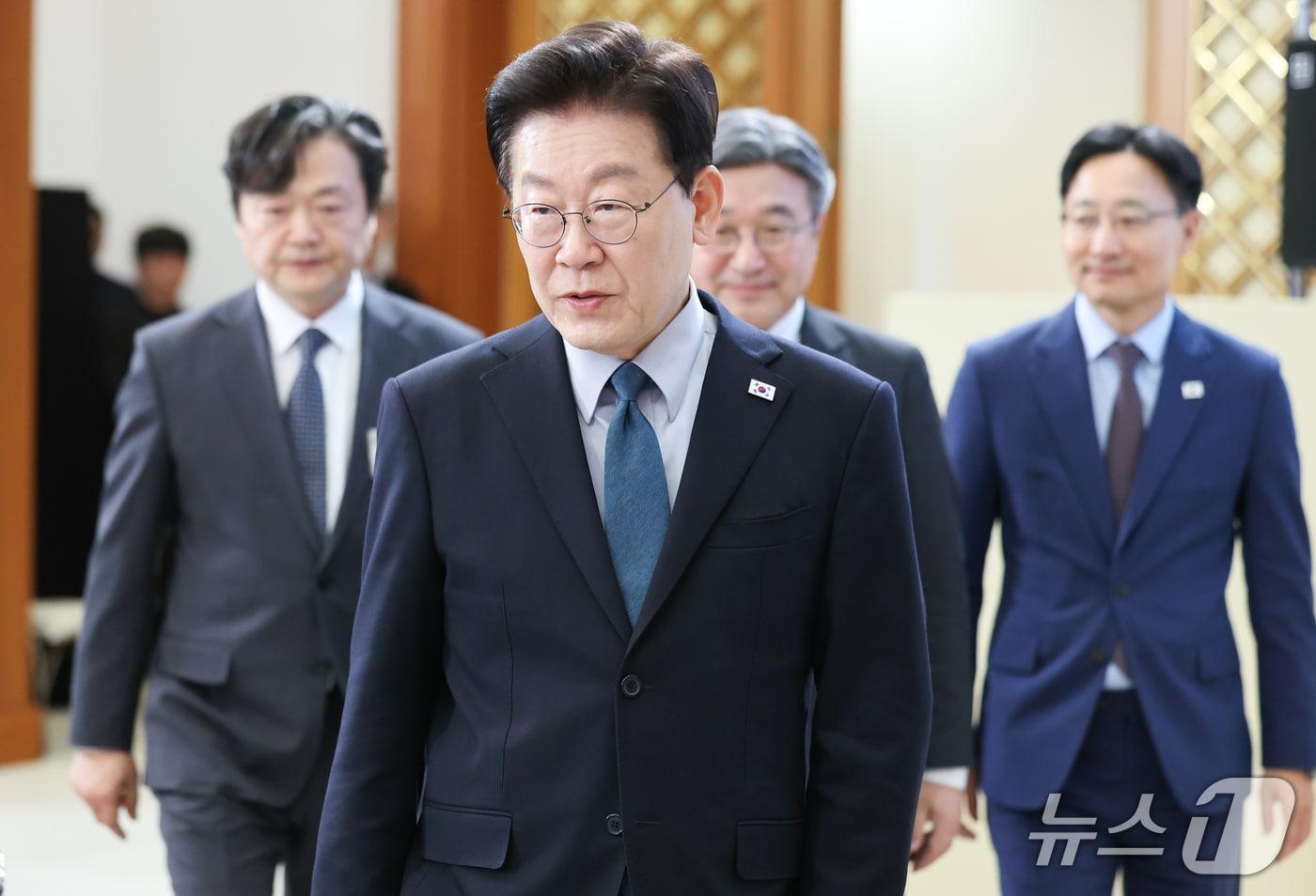 본문 이미지 - 이재명 대통령이 28일 청와대에서 열린 국민생명안전위원회 제2차 전체회의에 입장하고 있다. 2026.10.28 ⓒ 뉴스1 이재명 기자