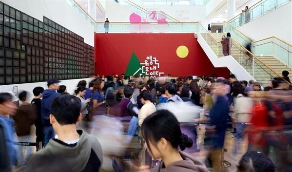 본문 이미지 - '유영국: 산은 내 안에 있다' 전시관을 찾은 시민들 (서울시립미술관 제공)