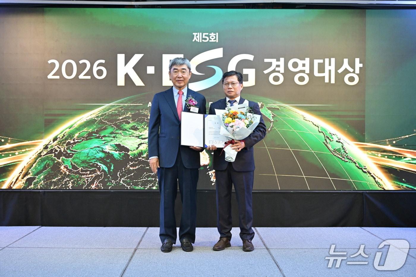 본문 이미지 - 이승희(오른쪽) 한교평 사업총괄 대표가 '2026 K-ESG 경영대상'에서 종합 대상을 수상한 뒤 기념촬영을 하고 있다.(한교평 제공)