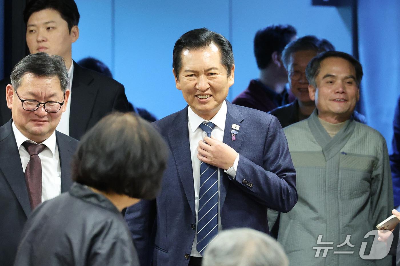 본문 이미지 - 정청래 더불어민주당 의원이 지난 28일 서울 여의도 국회 박물관에서 열린 건대항쟁 40주년 기념 국가폭력 진상규명과 명예회복을 위한 국회토론회에 참석하고 있다. 2026.10.28 ⓒ 뉴스1 신웅수 기자