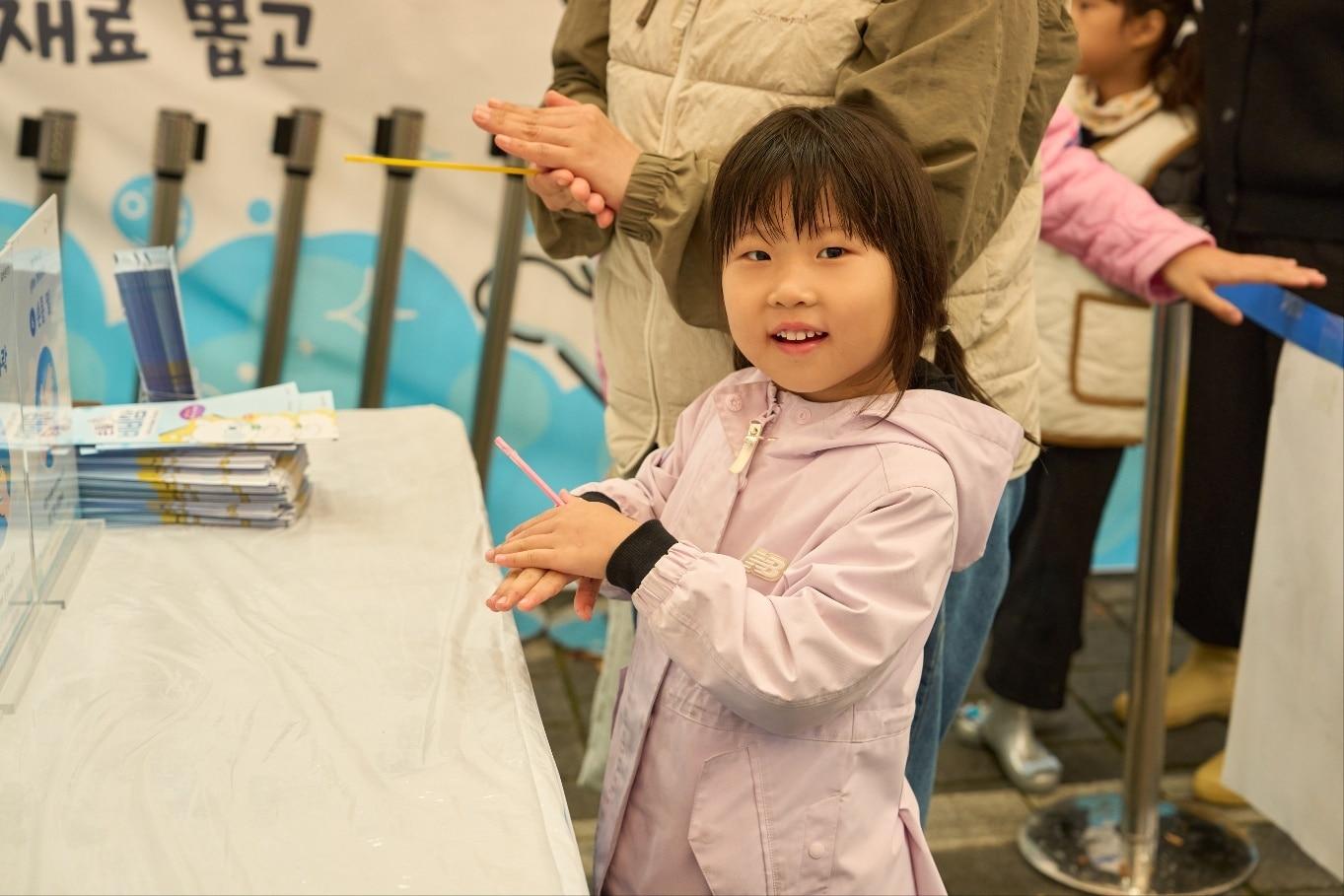 본문 이미지 - 한 어린이가 지난 23~25일 경북 김천에서 열린 김밥축제에서 질병관리청 홍보부스를 찾아 올바른 손씻기 방법에 대해 배우고 있다. (질병청 제공)
