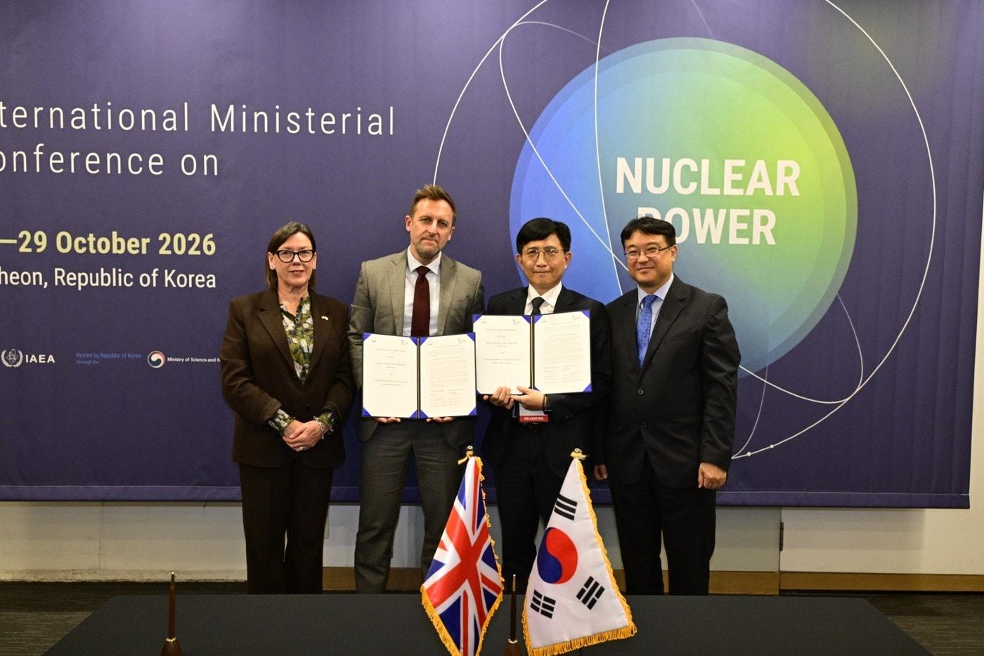 본문 이미지 - 27일 인천 송도에서 열린 영국국립원자력연구소(UKNNL)와 한국원자력연구원(KAERI)의 연구 협력 양해각서 체결식 참석자들이 기념촬영을 하고 있다. 왼쪽부터 리 맥도너 영국 에너지안보탄소중립부 넷제로·원자력·국제 담당 국장, 제임스 머피 영국국립원자력연구소 최고고객책임자(CCO), 정우식 한국원자력연구원장, 김성수 과학기술정보통신부 연구개발정책실장.