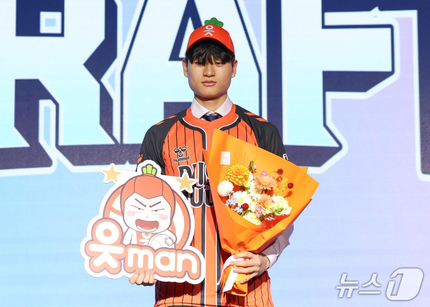 본문 이미지 - 인하대 윤경이 28일 서울 강서구 메이필드호텔에서 열린 2026~2027 한국배구연맹(KOVO) 남자 신인선수 드래프트에서 OK저축은행으로부터 1라운드 1순위 지명받은 뒤 기념 촬영을 하고 있다. 2026.10.28 ⓒ 뉴스1 안은나 기자