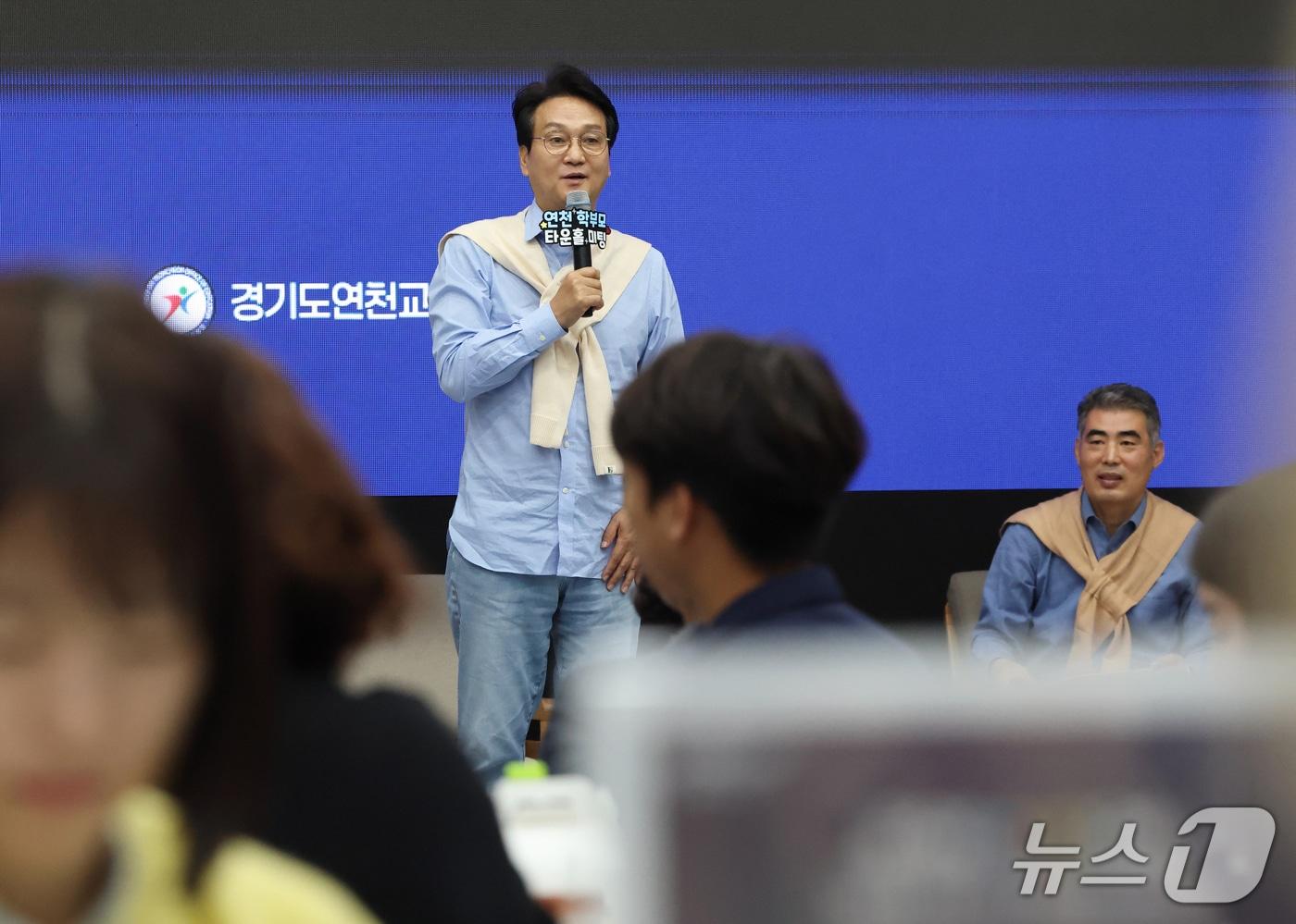 본문 이미지 -  안민석 경기도교육감이 27일 연천군 종합복지관에서 열린 '찾아가는 교육감실' 타운홀 미팅에서 학부모들과 교육 현안을 논의하고 있다. (경기도교육청 제공)