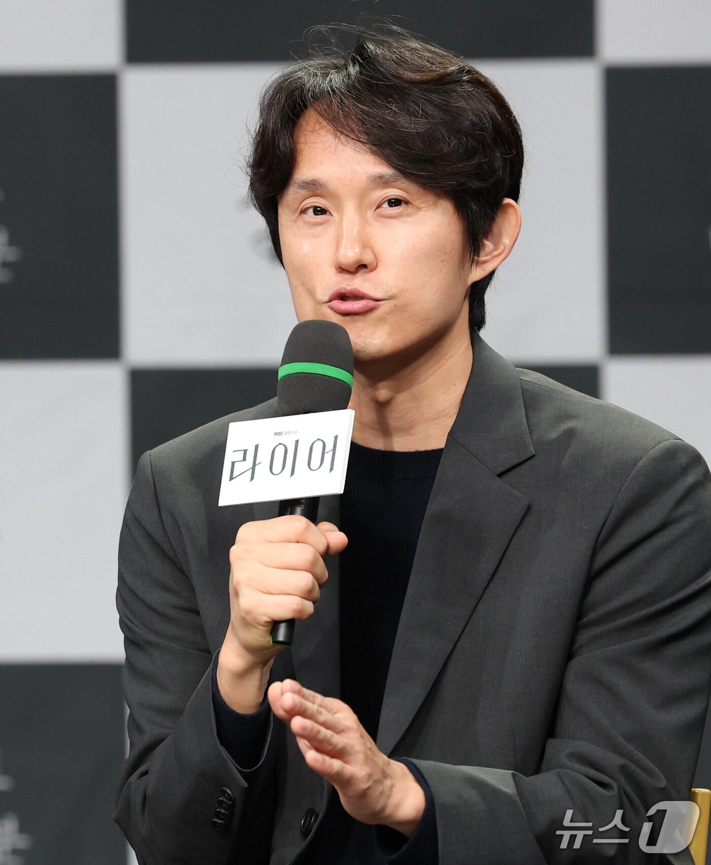 본문 이미지 - 조영민 감독이 28일 서울 마포구 MBC에서 열린 MBC 새 금토드라마 ‘라이어’ 제작발표회에 참석해 인사말을 하고 있다. '라이어'는 하나의 기억을 두고 정반대의 주장을 펼치는 두 남녀가 진실을 향해 치열하게 충돌하는 심리 스릴러 드라마다. 2026.10.28 ⓒ 뉴스1 권현진 기자