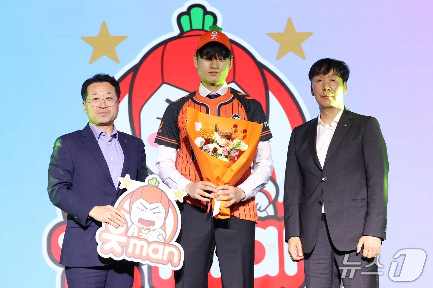 본문 이미지 - 신영철 OK저축은행 감독이 28일 서울 강서구 메이필드호텔에서 열린 2026~2027 한국배구연맹(KOVO) 남자 신인선수 드래프트에서 1라운드 1순위로 인하대 윤경을 지명한 뒤 기념 촬영을 하고 있다. 2026.10.28 ⓒ 뉴스1 안은나 기자