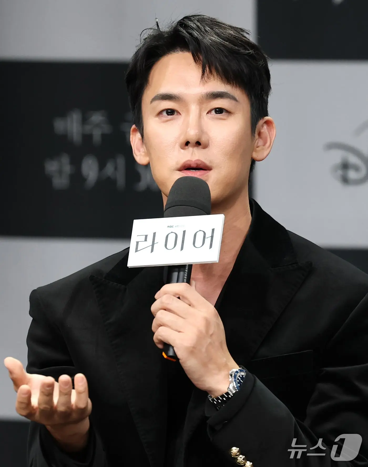 본문 이미지 - 배우 유연석이 28일 서울 마포구 MBC에서 열린 MBC 새 금토드라마 ‘라이어’ 제작발표회에 참석해 인사말을 하고 있다. '라이어'는 하나의 기억을 두고 정반대의 주장을 펼치는 두 남녀가 진실을 향해 치열하게 충돌하는 심리 스릴러 드라마다. ⓒ 뉴스1 권현진 기자