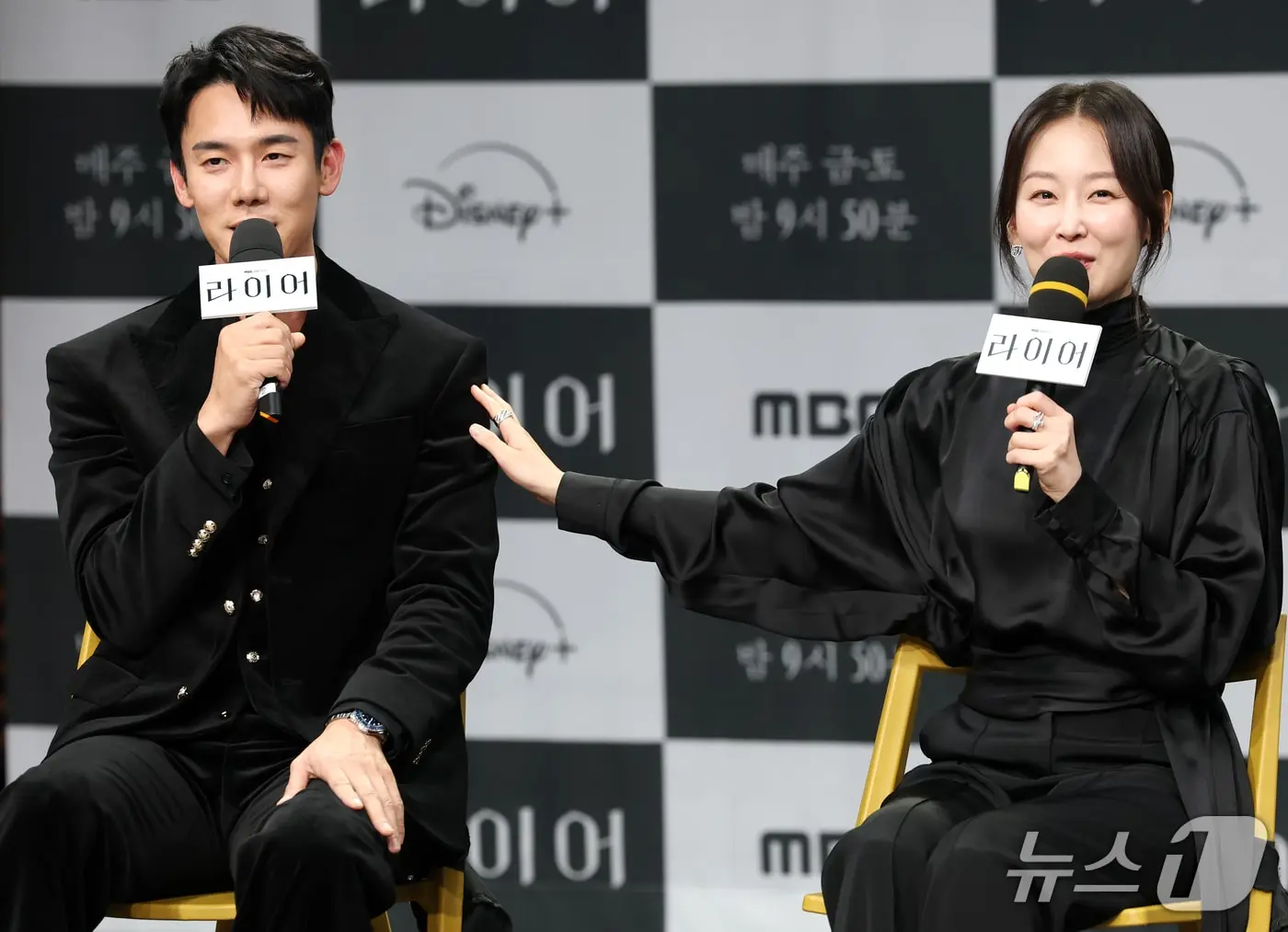 본문 이미지 - 배우 유연석과 서현진(오른쪽)이 28일 서울 마포구 MBC에서 열린 MBC 새 금토드라마 ‘라이어’ 제작발표회에 참석해 취재진 질문에 답하고 있다. '라이어'는 하나의 기억을 두고 정반대의 주장을 펼치는 두 남녀가 진실을 향해 치열하게 충돌하는 심리 스릴러 드라마다. 2026.10.28 ⓒ 뉴스1 권현진 기자