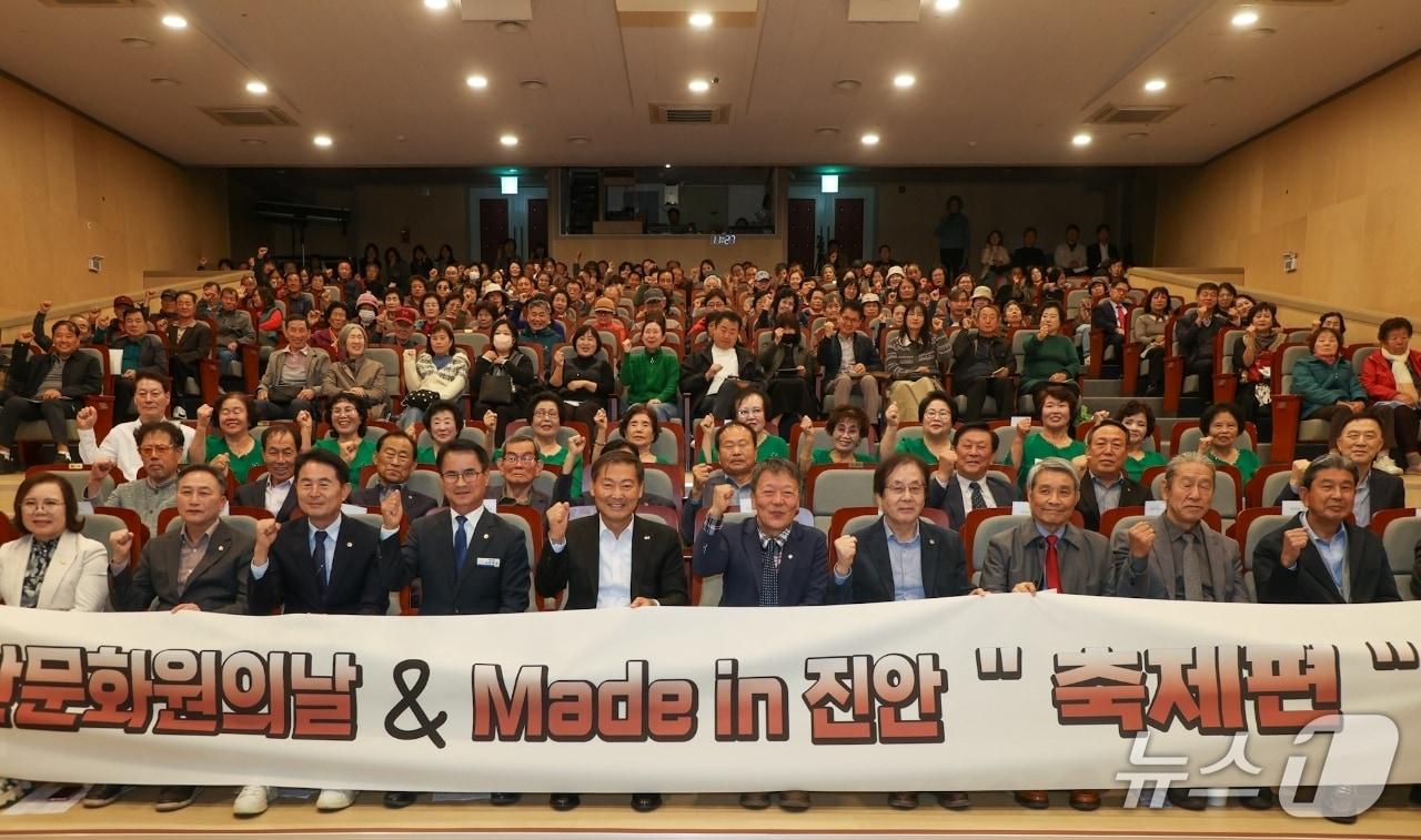본문 이미지 - 28일 전북 진안문화원이 문화의집에서 '문화가 있는 날과 함께하는 제4회 진안문화원의 날' 기념행사를 갖고 있다.(진안군 제공, 재판매 및 DB 금지)2026.10.28/뉴스1