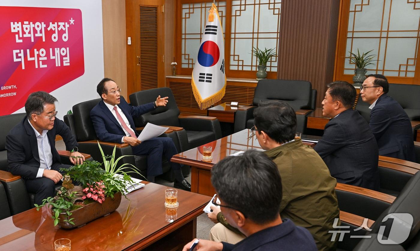 본문 이미지 - 추경호 대구시장이 지난 27일 대구시 산격청사에서 한국전력공사 대구본부장과 면담하고 신달성변전소 변압기 전용 계획 중단과 당초 일정에 따른 사업 추진을 촉구하고 있다. (대구시 제공. 재판매 및 DB 금지) 2026.10.27/뉴스1