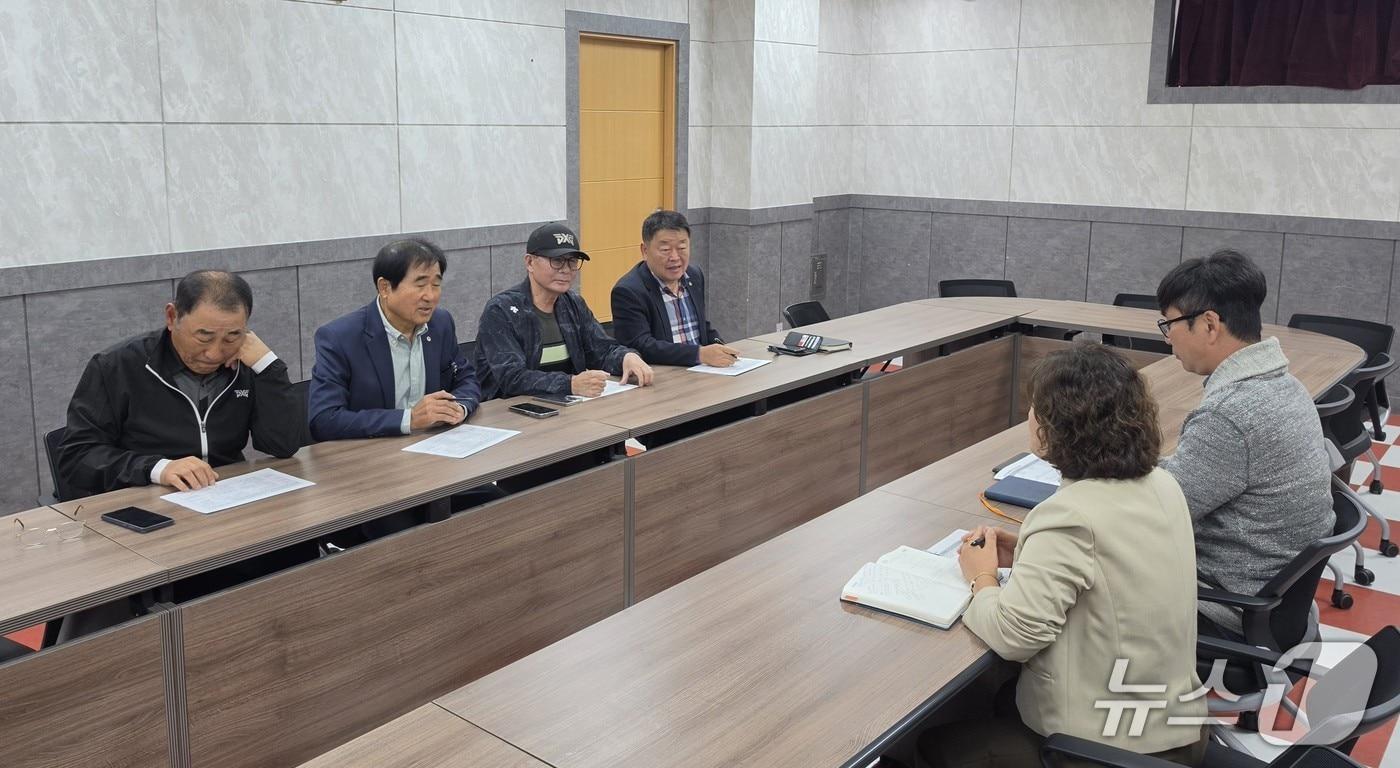 본문 이미지 - 울산 동구 관계자들이 28일 구청에서 동구파크골프협회 관계자들과 회의를 열고 있다.(울산 동구 제공. 재판매 및 DB 금지)/뉴스1
