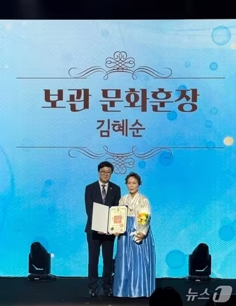 본문 이미지 - 김혜순 한복명장이 문화체육관광부 주관 '2026년 문화예술 유공 시상식'에서 보관 문화훈장을 받았다(순천시 제공) 