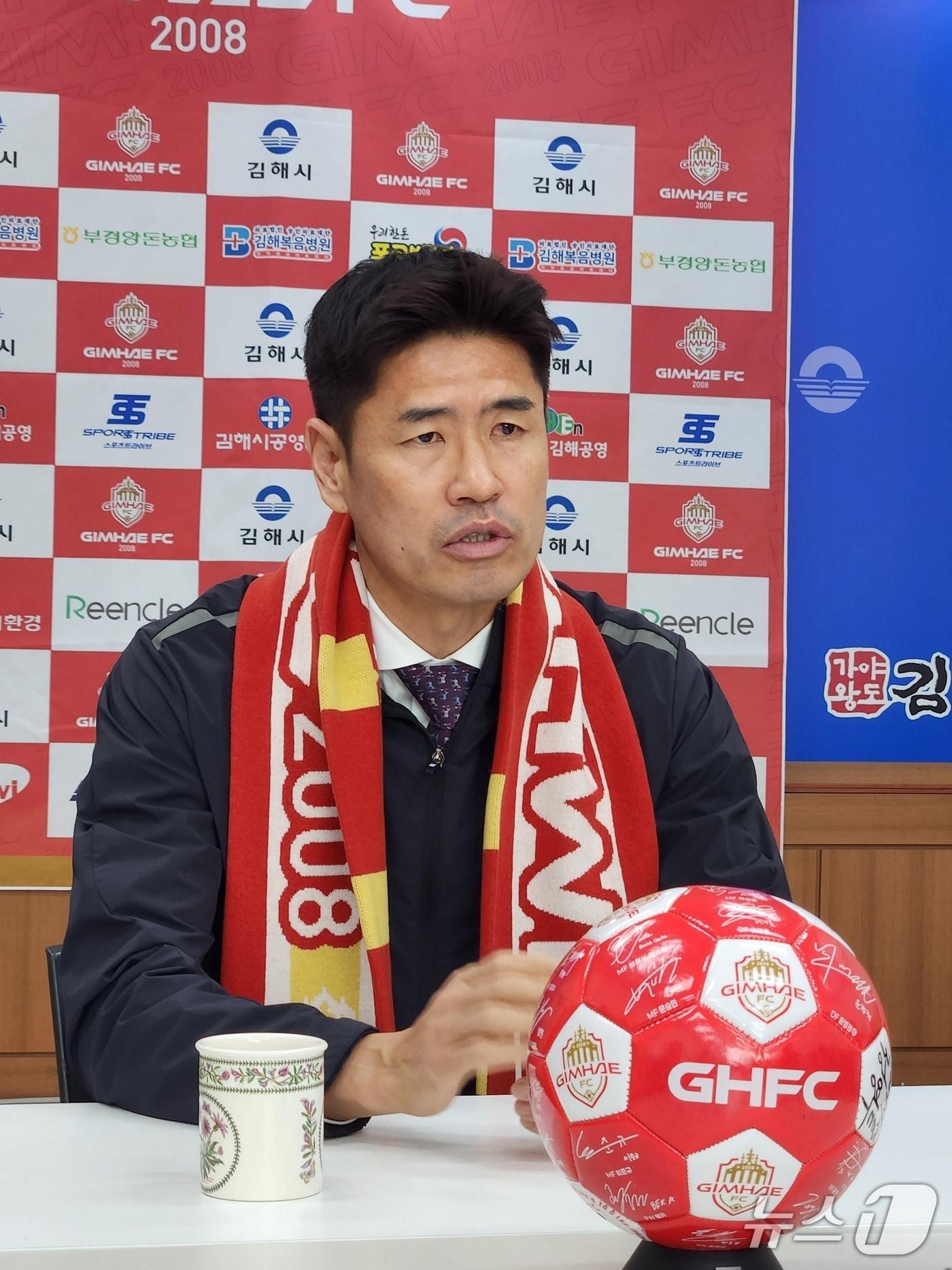 본문 이미지 - 김해 FC 감독으로 선임된 설기현 감독이 28일 시청 프레스센터를 찾아 질의응답을 진행하고 있다. (독자 제공. 재판매 및 DB 금지)