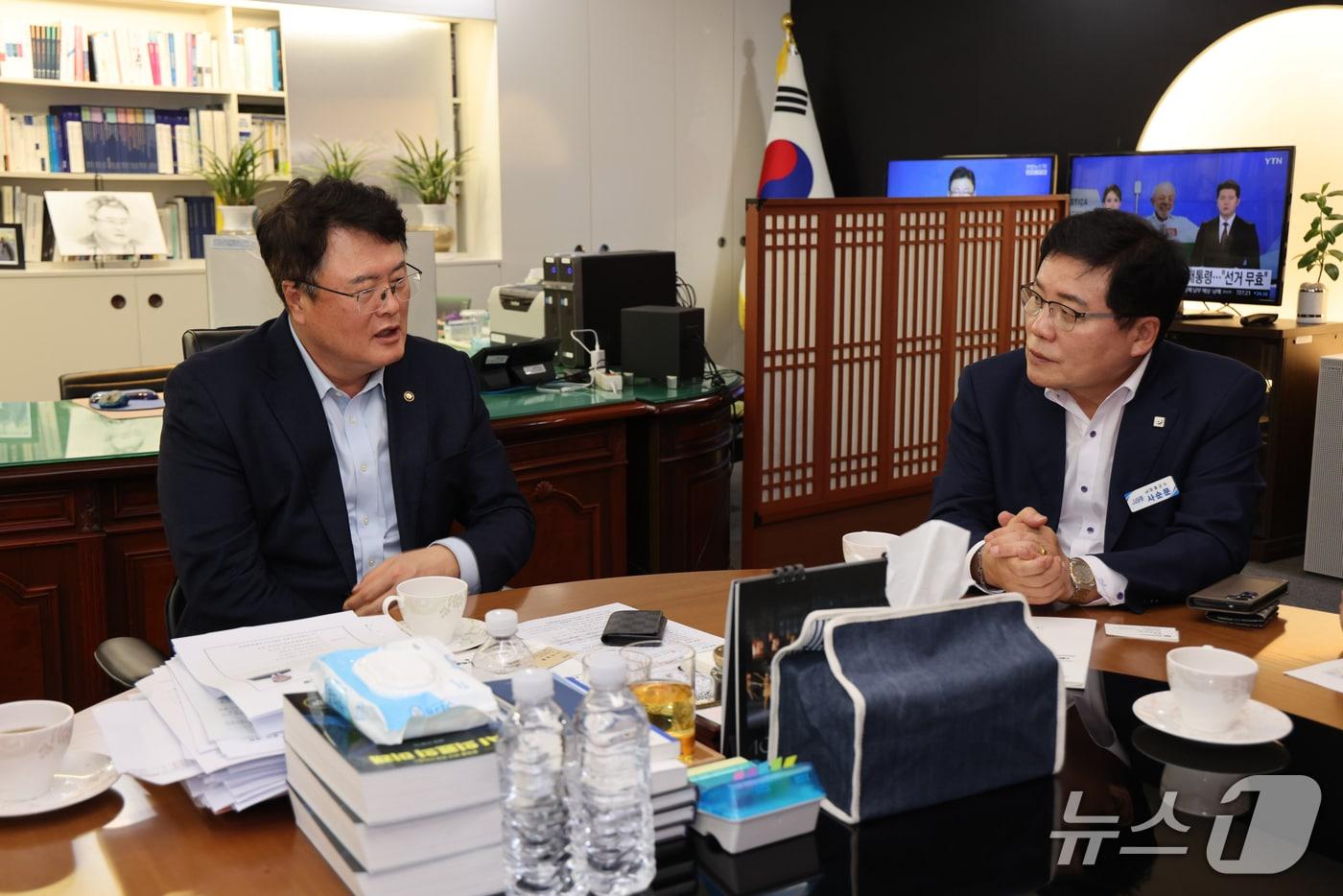 본문 이미지 - 사순문 장흥군수(오른쪽)와 김대현 문화체육관광부 2차관.(장흥군 제공, 재배포 및 DB 금지) /뉴스1