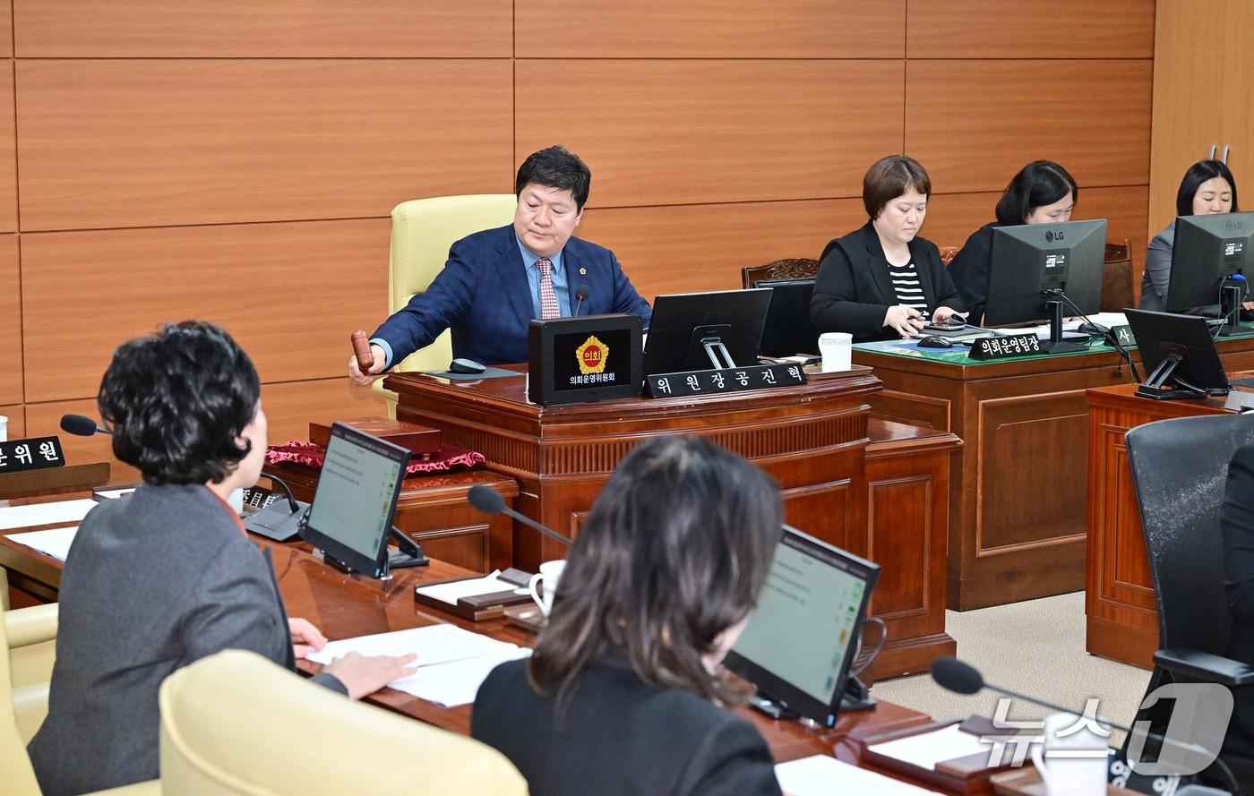 본문 이미지 - 울산광역시의회 운영위원회는 28일 시의회 회의실에서 제268회 임시회 폐회 중 제1차 의회운영위원회를 열고 있다.(울산시의회 제공. 재판매 및 DB 금지)/뉴스1