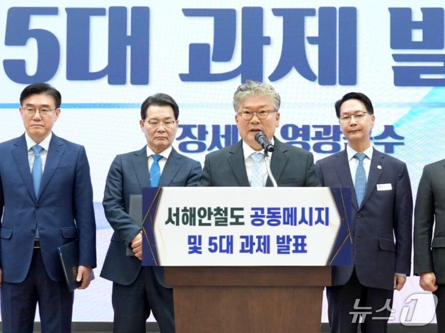 본문 이미지 - 28일 국회에서 열린 서해안철도 5대 과제 발표회서 발언하는 장세일 전남광주 영광군수.(영광군 제공. 재배포 및 DB 금지)