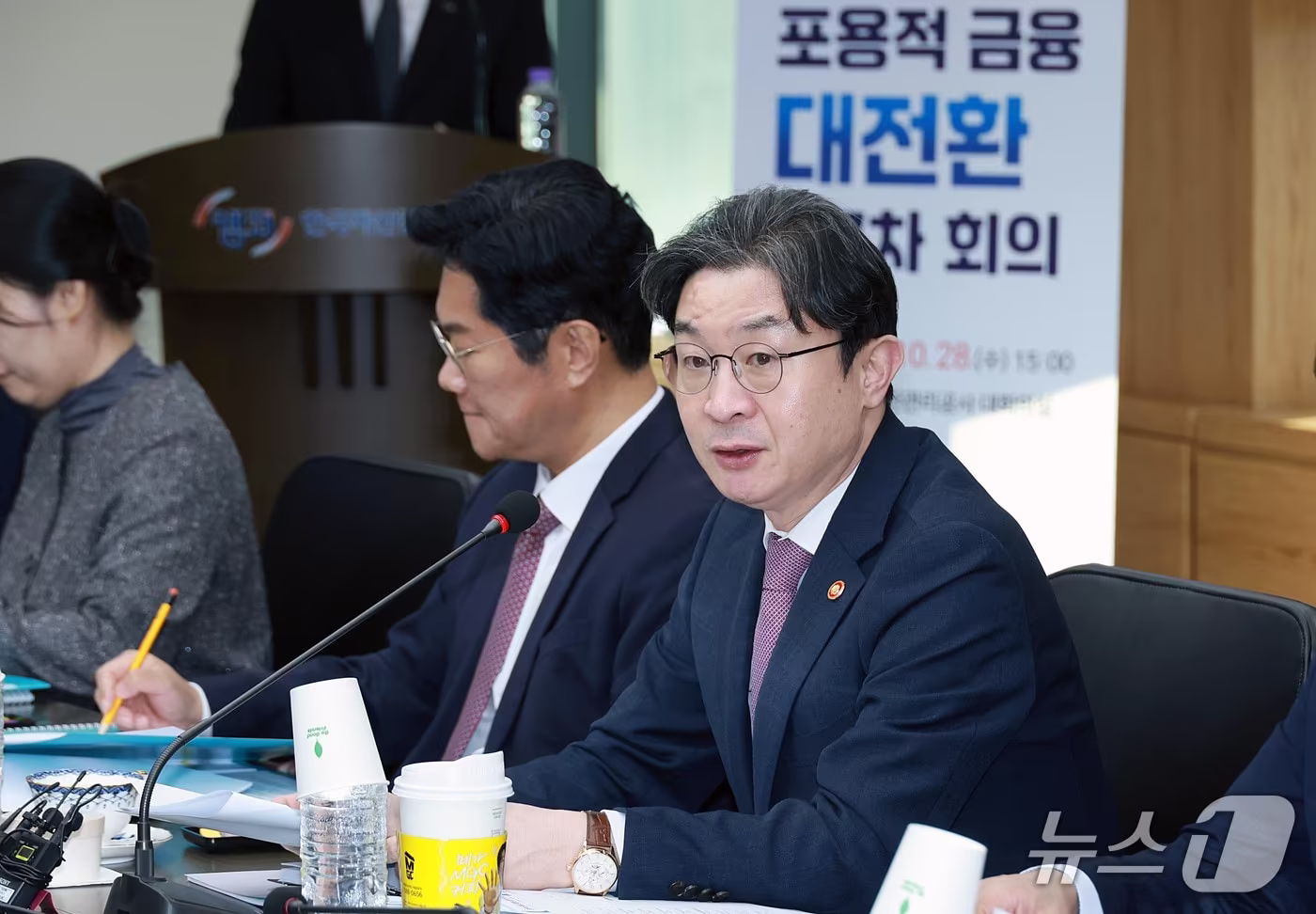 본문 이미지 - 이억원 금융위원장이 28일 오후 서울 강남구 한국자산관리공사 양재타워에서 열린 '제7차 포용적 금융 대전환 회의'에서 발언하고 있다. (금융위원회 제공. 재판매 및 DB 금지) 2026.10.28 ⓒ 뉴스1