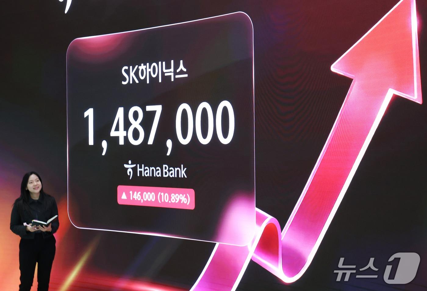 본문 이미지 - 코스피가 6%대 급등하며 6,000선 탈환에 성공한 28일 오후 서울 중구 하나은행 본점 딜링룸 전광판에 SK하이닉스 종가가 표시되고 있다. 2026.10.28 ⓒ 뉴스1 오대일 기자