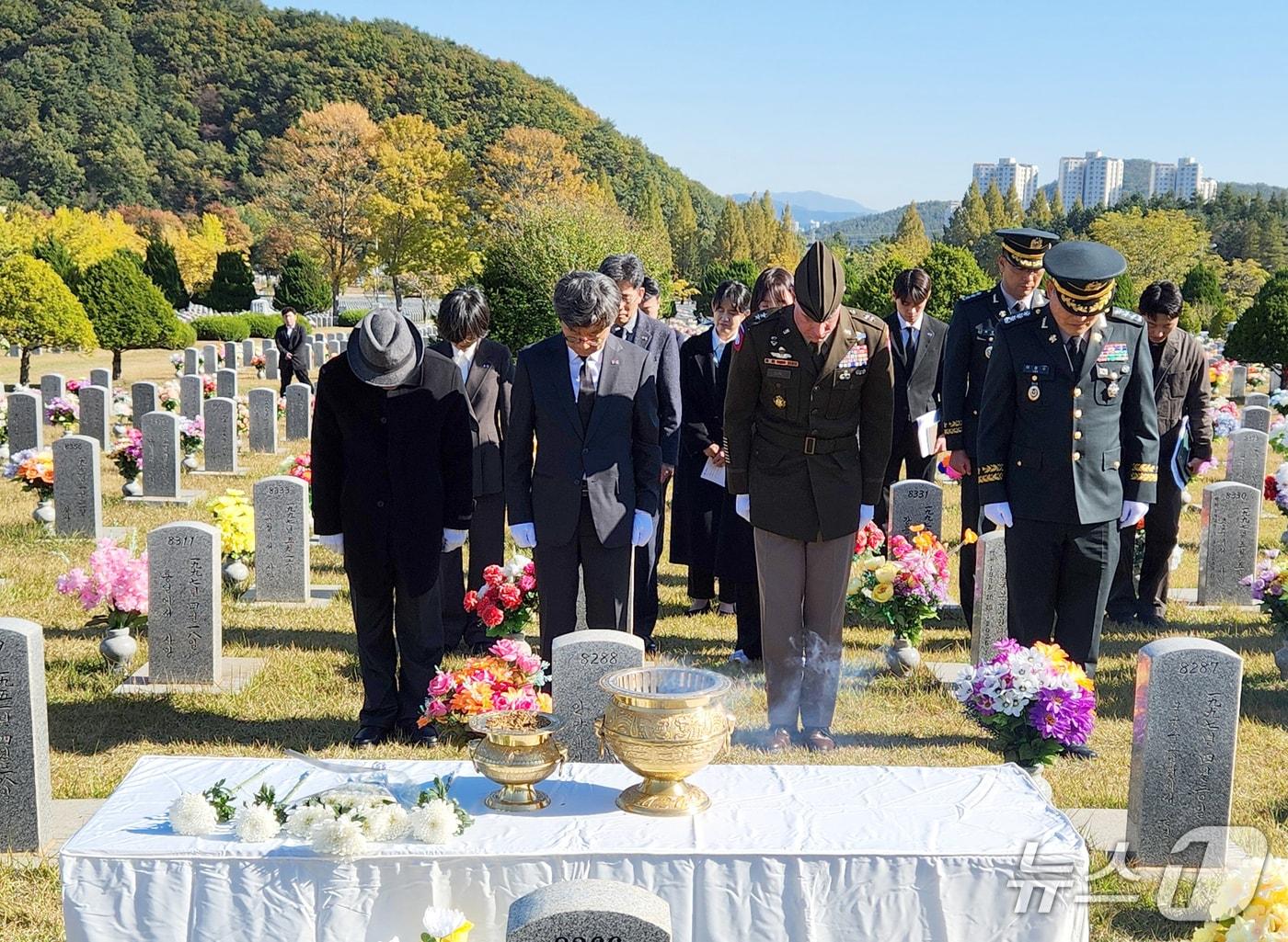 본문 이미지 - 정일연 국민권익위원장이 28일 대전 유성구 국립대전현충원에서 열린 고(故) 남운수 상병 추모식에서 묵념하고 있다. (국민권익위원회 제공. 재판매 및 DB 금지) 2026.10.28 ⓒ 뉴스1