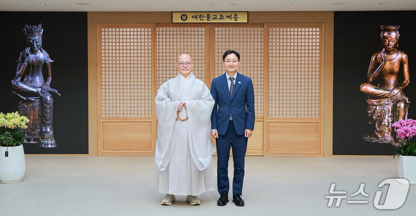 본문 이미지 - 임광현 대통령비서실장이 28일 조계사 한국불교역사문화기념관에서 대한불교 조계종 총무원장 진우스님을 예방하고 있다. (청와대 제공. 재판매 및 DB 금지) 2026.10.28 ⓒ 뉴스1 허경 기자