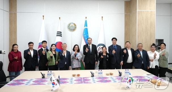 본문 이미지 - 최근 우즈베키스탄 르네상스대학에서 개최된 'JBNU 국제센터' 개소식 모습.(전북대 제공, 재판매 및 DB 금지).