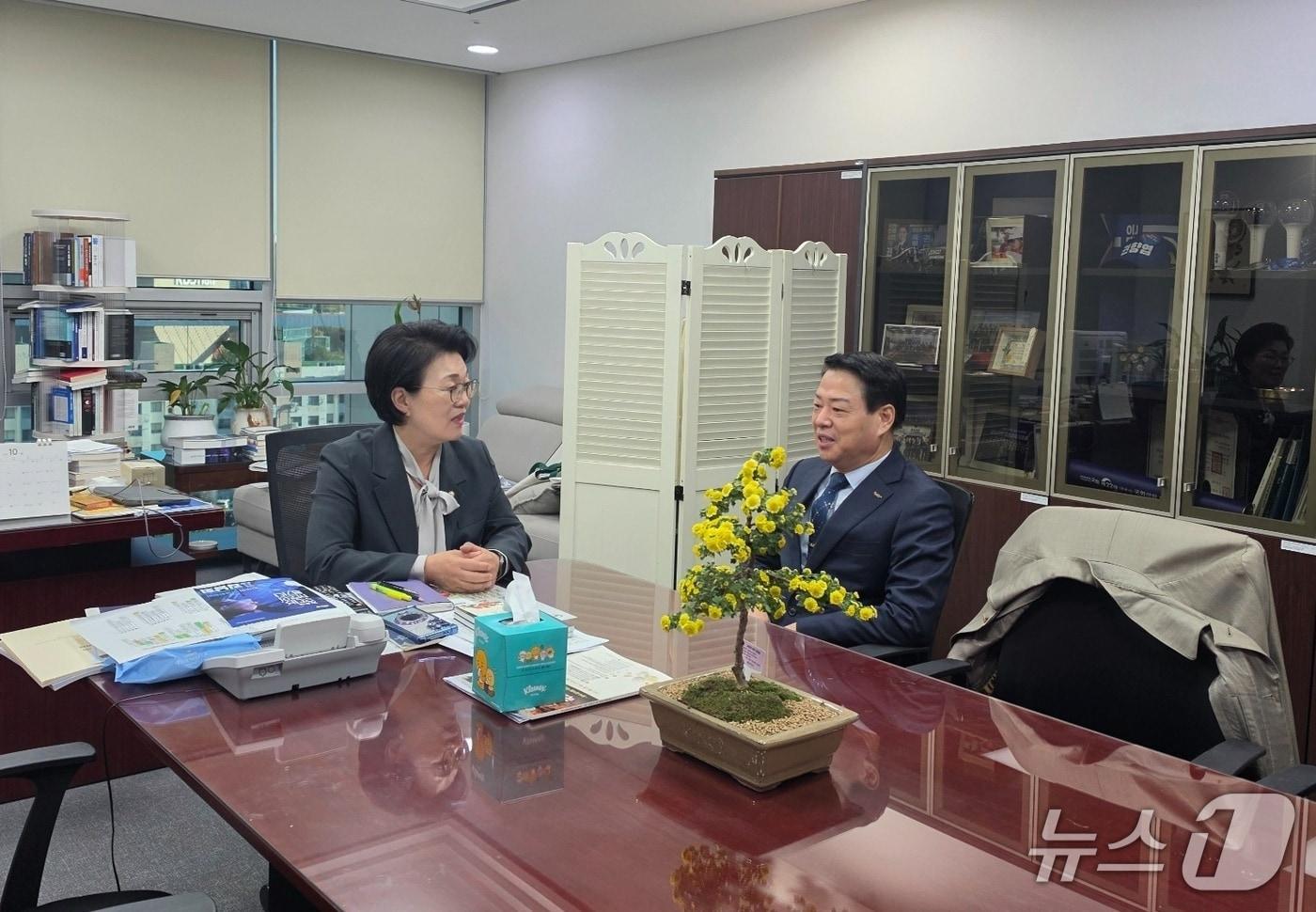본문 이미지 - 박성현 광양시장이  권향엽 의원을 찾아 2027년 정부예산안에 지역 주요 현안사업에 필요한 국비확보를 요청했다.(광양시 제공)