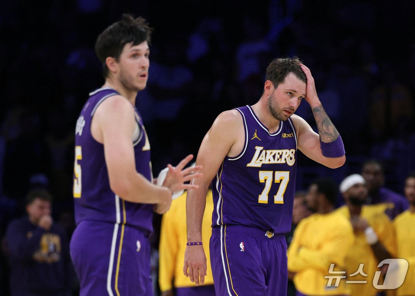 본문 이미지 - LA 레이커스가 28일(한국시간) 열린 2026-27 NBA 정규리그 홈 경기에서 포틀랜드 트레일블레이저스에 129-136으로 졌다. 사진은 레이커스 소속의 루카 돈치치(오른쪽)와 오스틴 리브스. ⓒ AFP=뉴스1