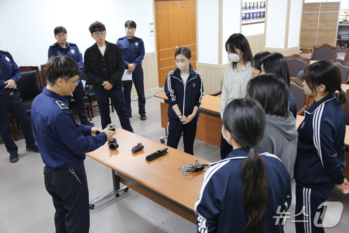 본문 이미지 - 부산구치소는 '제81주년 교정의 날'을 맞아 지난 16일 학산여자고등학교 법경찰탐구동아리 학생 7명을 대상으로 교정시설 참관 행사를 진행했다. (부산구치소 제공. 재판매 및 DB 금지)
