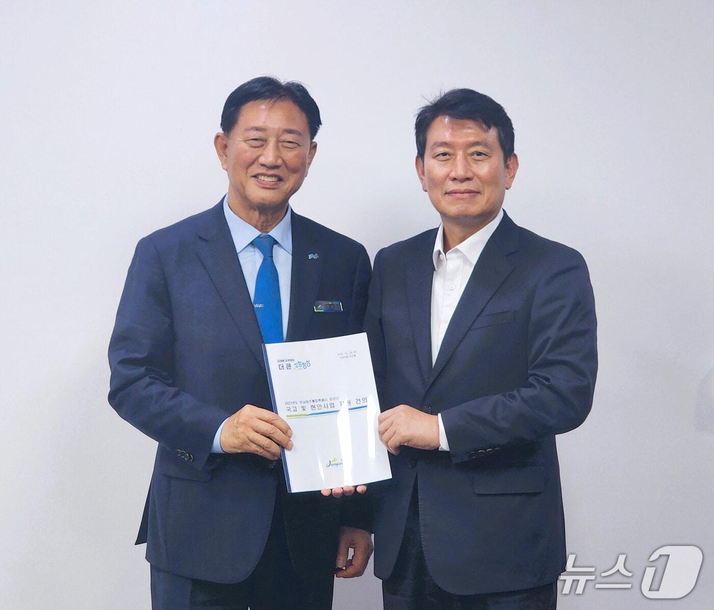 본문 이미지 - 김한종 전남광주 장성군수가 28일 국회 예산결산특별위원회 조인철 의원을 만나 현안 사업에 대한 국비 지원을 요청했다.(장성군 제공. 재배포 및 DB 금지)