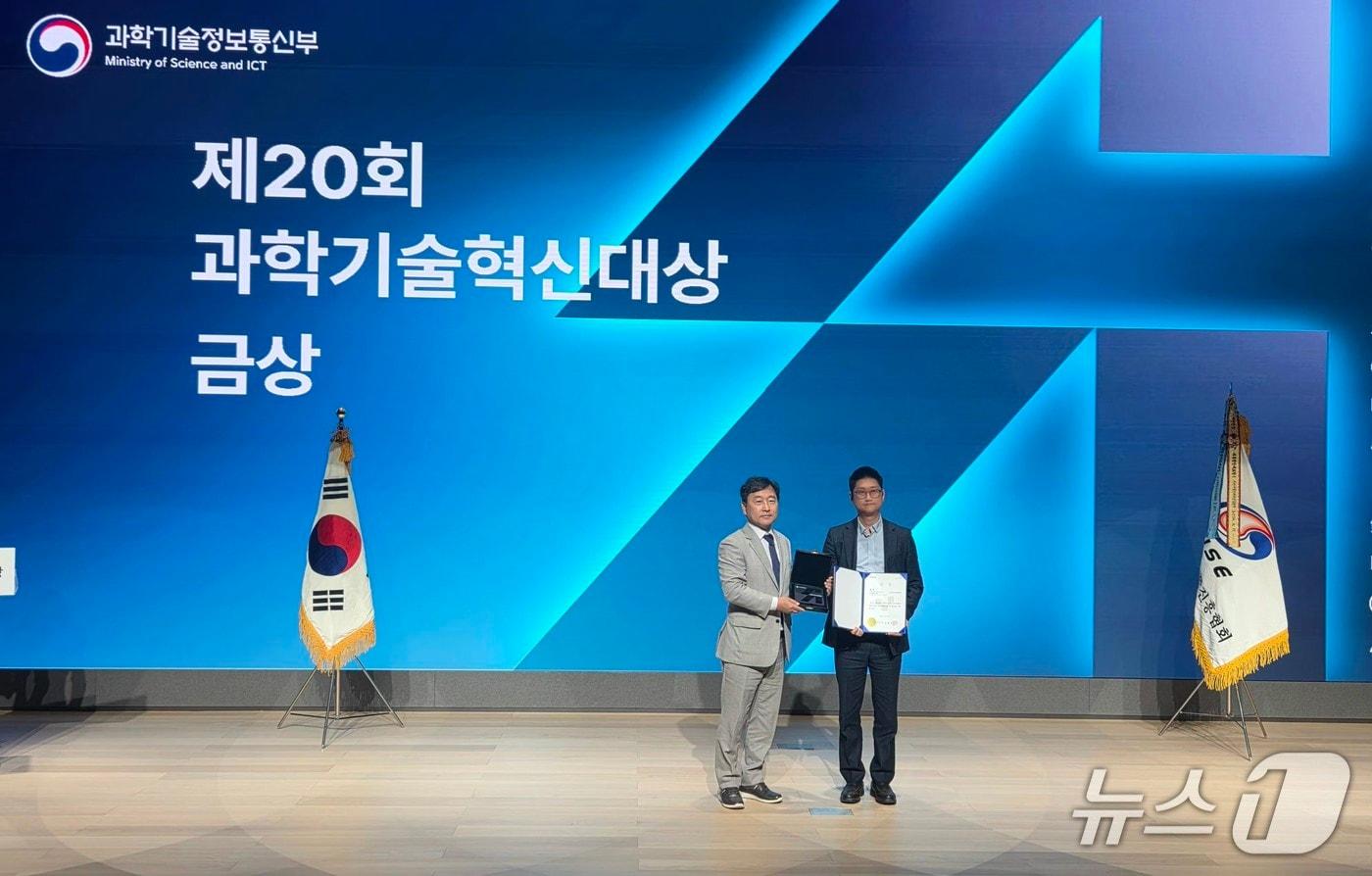 본문 이미지 - 한국보건산업진흥원이 '제20회 과학기술혁신대상'에서 전자신문사장상을 수상했다(진흥원 제공)