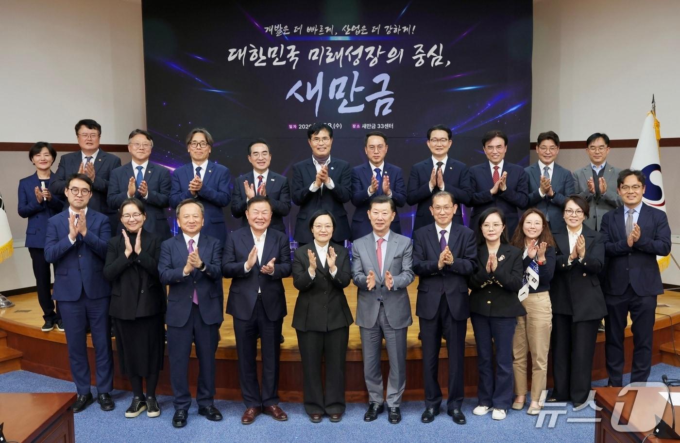본문 이미지 - 28일 전북 김제시 새만금33센터에서 제35차 새만금위원회가 개최된 가운데 한성숙 국무총리 등 참석자들이 기념 촬영을 하고 있다.(전북도 제공. 재판매 및 DB 금지)/뉴스1   
