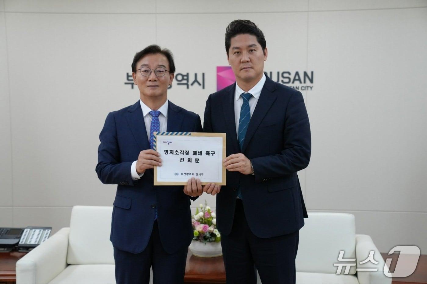 본문 이미지 - 박상준 강서구청장이 28일 전재수 부산시장에게 '명지소각장 폐쇄 촉구 건의문'을 전달한 후 사진을 찍고 있다.(강서구청 제공. 재판매 및 DB 금지)