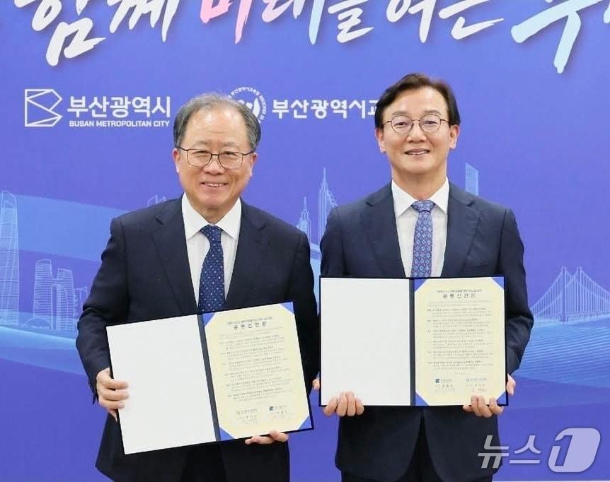 본문 이미지 - 전재수 부산시장(오른쪽)과 김석준 부산시교육감이 '함께 키우고 함께 미래를 여는 부산'을 위한 공동선언문을 채택한 뒤 기념 촬영을 하고 있다. (부산시 제공. 재판매 및 DB금지)