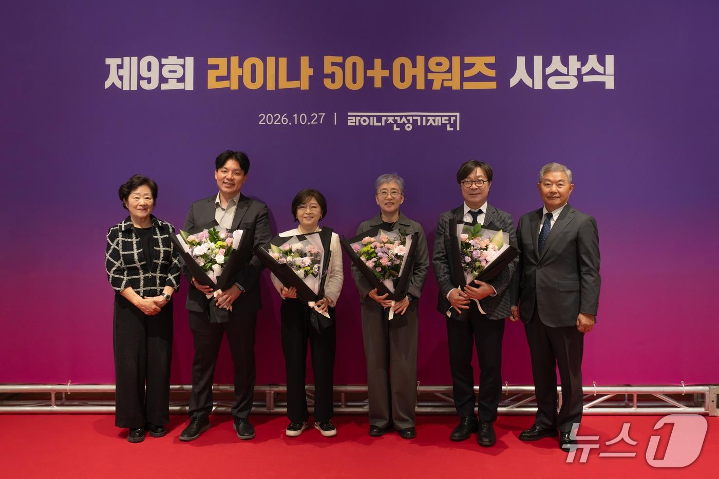 본문 이미지 - (왼쪽부터) 이혜경 라이나50+어워즈 총괄 심사위원장, 박신기 에이트스튜디오 대표, 이혜영 이노제닉스 대표,노지향 사단법인 행복공장 홍천수련원 원장, 김재학 뷰브레인헬스케어 공동대표, 홍봉성 라이나전성기재단 이사장/사진제공=라이나생명