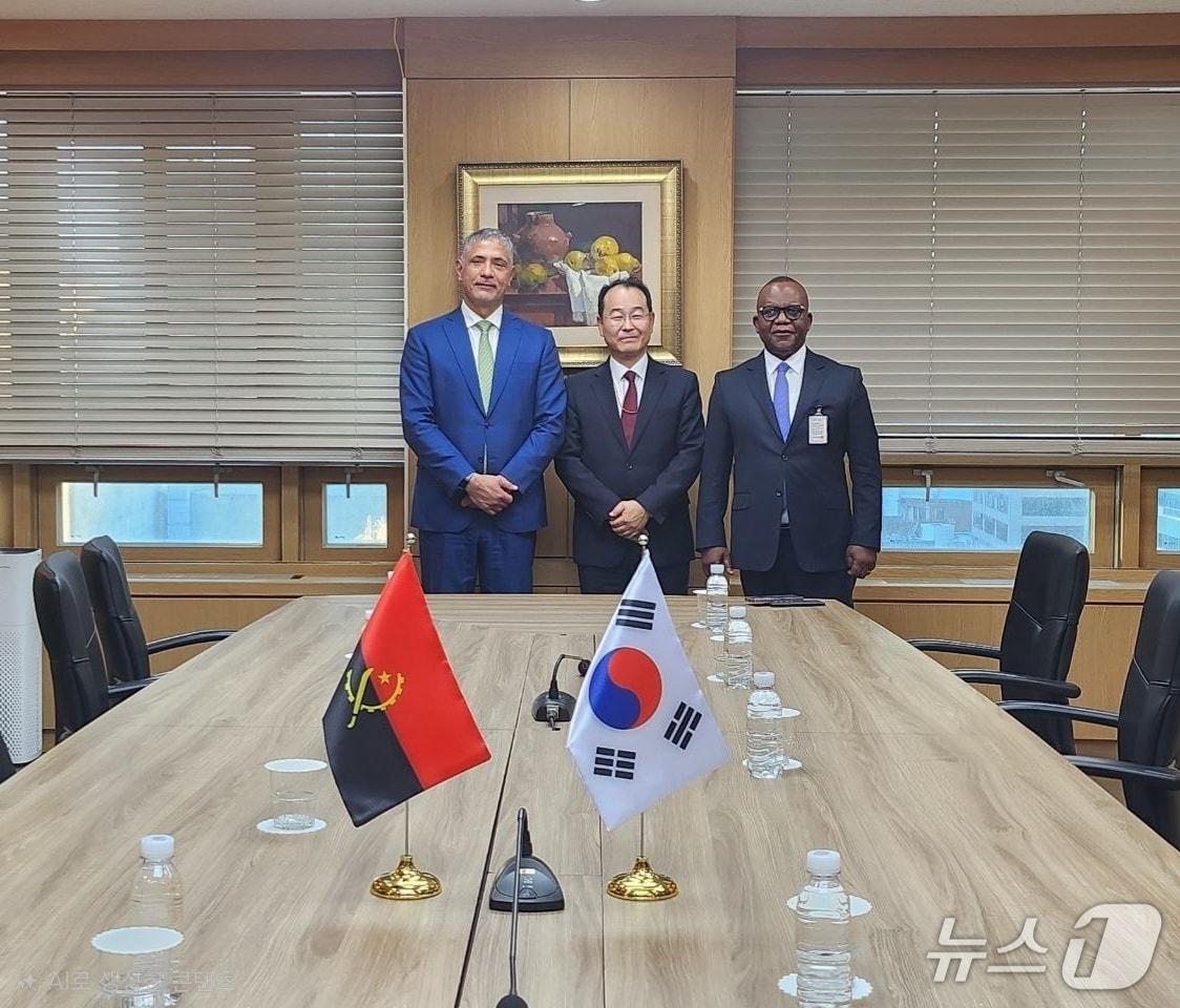 본문 이미지 - 외교부는 박종한 경제외교조정관이 외교부 전략적 초청사업의 일환으로 방한한 주앙 밥띠스따 보르즈스 앙골라 에너지수자원부 장관을 면담을 갖고 양국 간 다양한 실질협력 방안에 대해 논의했다고 28일 밝혔다.