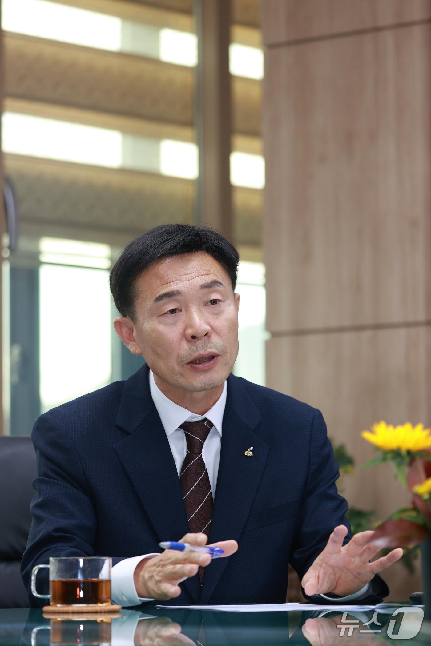 본문 이미지 - 민선 9기 강원 영월군이 출범한 지 넉 달째를 맞는 가운데, 김길수 영월군수가 지난 26일 군청 집무실에서 뉴스1과 인터뷰를 하고 있다. (영월군 제공. 재판매 및 DB금지) 2026.10.29/뉴스1