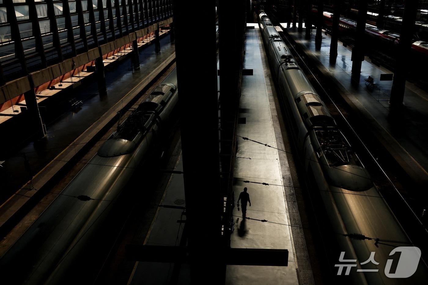 본문 이미지 - 28일 스페인 마드리드 인근 톨레도에서 열차 충돌 사고가 발생한 가운데 마드리드 아토차 고속철 역에 열차들이 멈춰 있다. 2026.10.28 ⓒ 로이터=뉴스1
