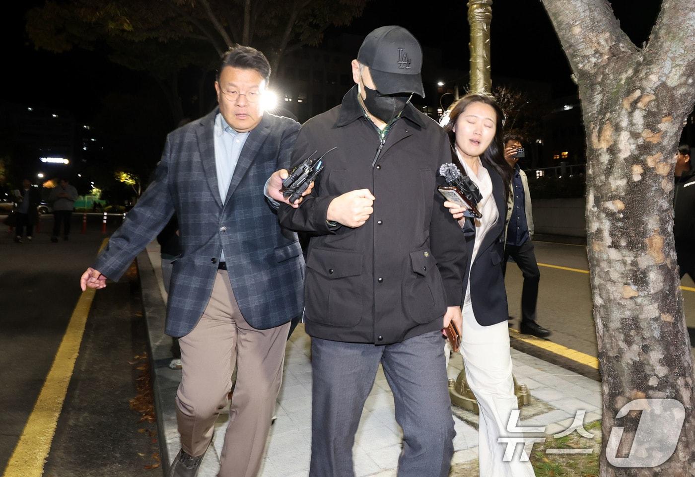 본문 이미지 - '여고생 살해범' 장윤기의 아버지 장모 경감이 28일 전남광주 동구 광주지방법원에서 열린 수사정보 누설과 증거 은닉 방조 혐의 등으로 기소된 경찰관들의 재판에 출석해 증인 신문을 받고 법정을 나서고 있다. 2026.10.28 ⓒ 뉴스1 박지현 기자
