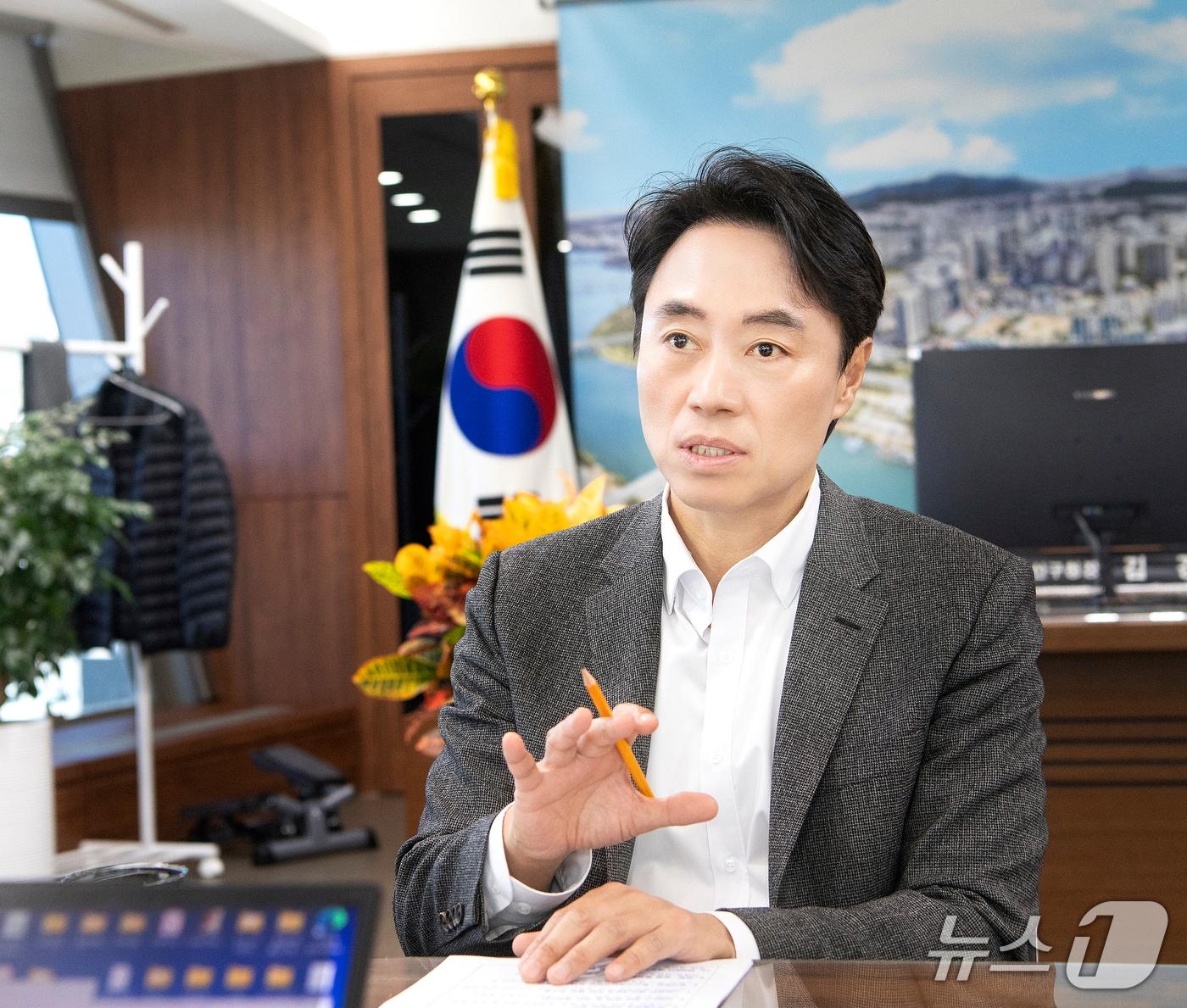 본문 이미지 - 김경대 서울 용산구청장이 28일 서울 용산구청 집무실에서 뉴스1과 인터뷰하고 있다.(용산구청 제공)