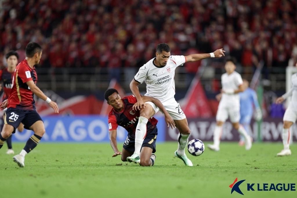 본문 이미지 - 포항 스틸러스(흰색 유니폼)가 28일 열린 2026-27 AFC 챔피언스리그 엘리트 그룹 스테이지 3차전에서 가시마 앤틀러스에 0-3으로 졌다. (한국프로축구연맹 제공. DB 및 재배포 금지)