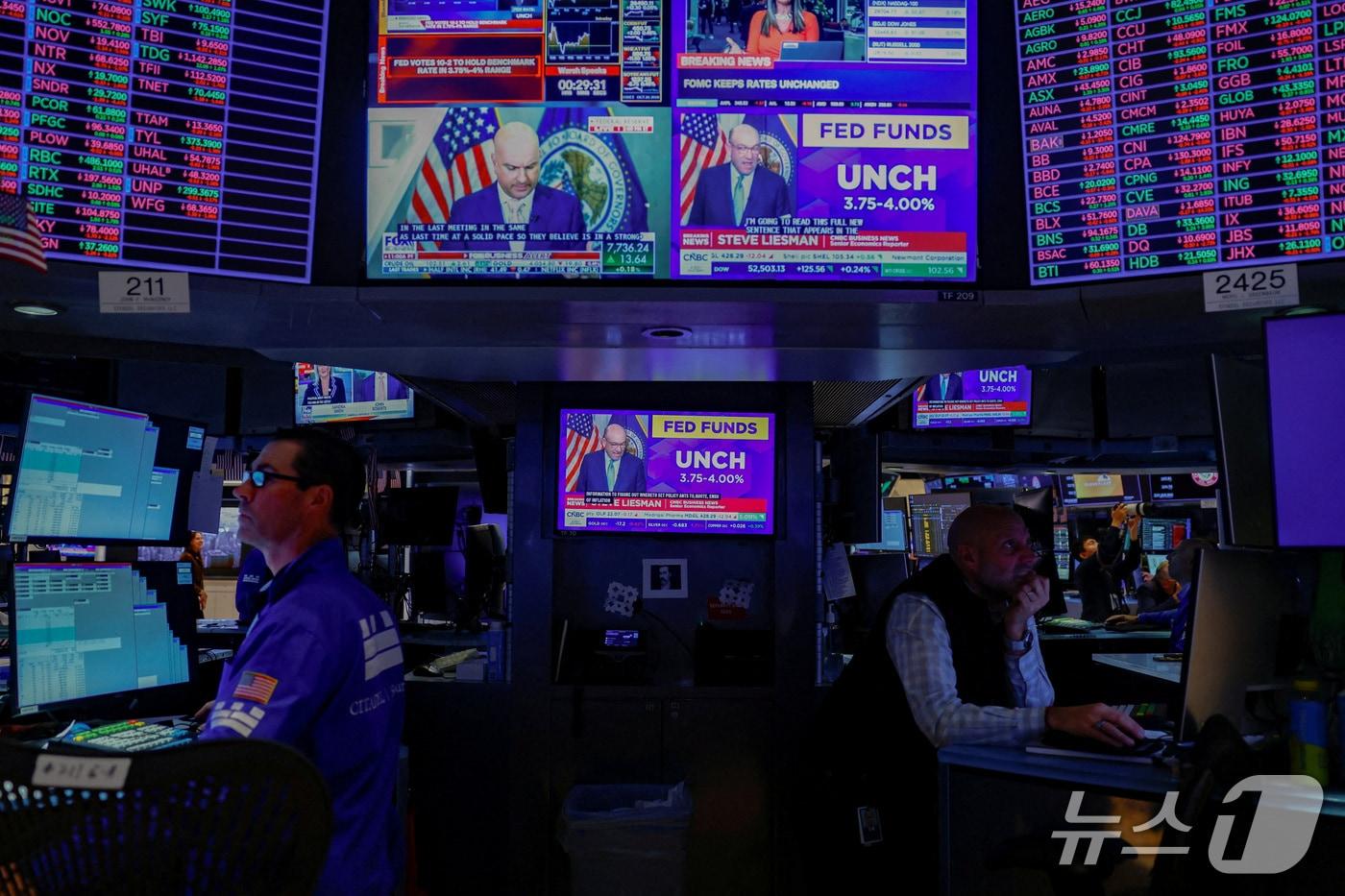본문 이미지 - S28일(현지시간) 미국 뉴욕증권거래소(NYSE)에서 연방준비제도(Fed·연준)의 기준금리 결정 발표가 화면에 표시된 가운데 트레이더들이 거래하고 있다. 2026.10.28. ⓒ 로이터=뉴스1
