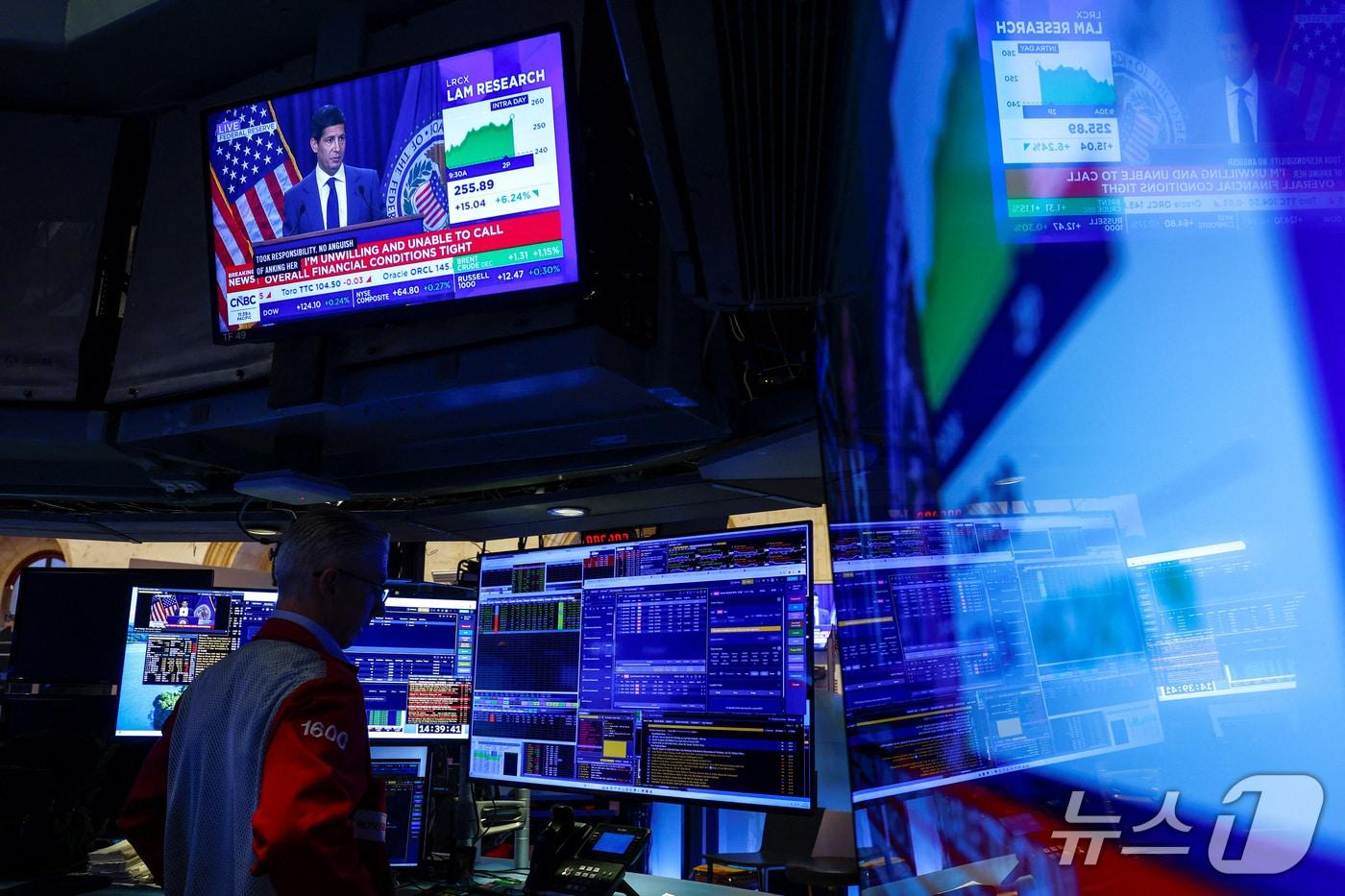 본문 이미지 - 28일(현지시간) 미국 뉴욕증권거래소(NYSE)에서 케빈 워시 연방준비제도(Fed·연준) 의장의 기준금리 결정 관련 기자회견이 화면을 통해 중계되는 가운데 트레이더가 업무를 보고 있다. 2026.10.28. ⓒ 로이터=뉴스1