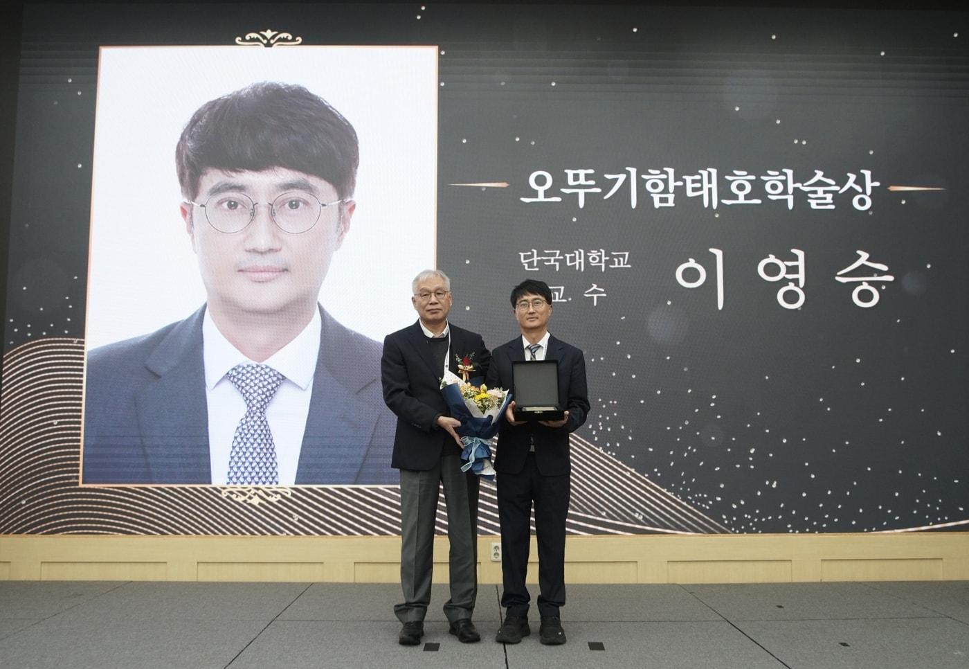 본문 이미지 - 박기문 오뚜기함태호재단 이사(왼쪽)와 이영승 단국대학교 교수가 기념촬영을 하고 있다.(오뚜기 제공)
