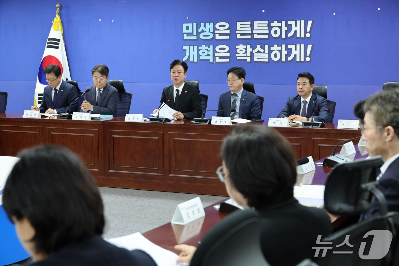 본문 이미지 - 김영훈 고용노동부 장관이 29일 서울 여의도 국회 의원회관에서 열린 기후에너지환경노동위원회 당정에서 발언하고 있다. 2026.10.29 ⓒ 뉴스1 신웅수 기자