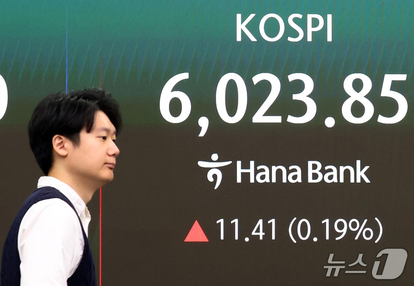 본문 이미지 - 30일 오전 서울 중구 하나은행 딜링룸 전광판에 장 초반 코스피 지수 등 시황이 표시되고 있다. 2026.10.29 ⓒ 뉴스1 김명섭 기자