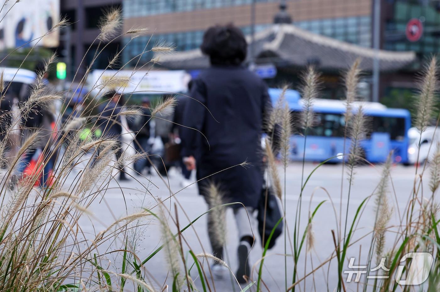 본문 이미지 - 서울 아침 최저 기온이 5도까지 내려가며 쌀쌀한 날씨를 보인 29일 서울 종로구 광화문네거리에서 시민들이 두터운 외투를 입고 출근길 발걸음을 서두르고 있다. 2026.10.29 ⓒ 뉴스1 김성진 기자