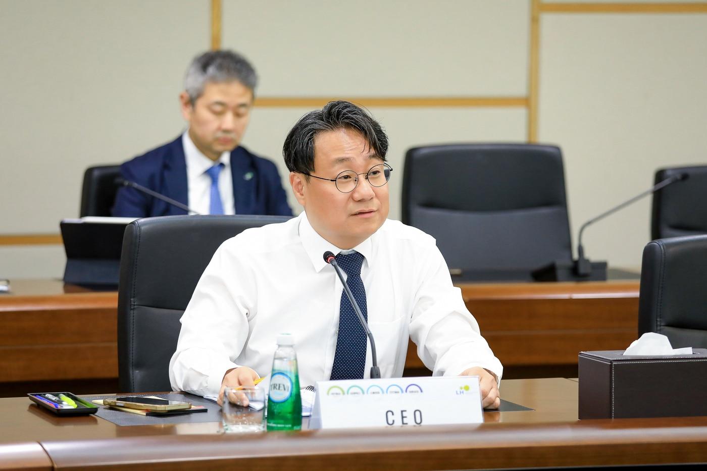 본문 이미지 - 이성훈 LH 사장이 28일 경남 진주 본사에서 열린 보상 현안회의에서 발언하고 있다.(LH 제공) / 뉴스1 ⓒ News1